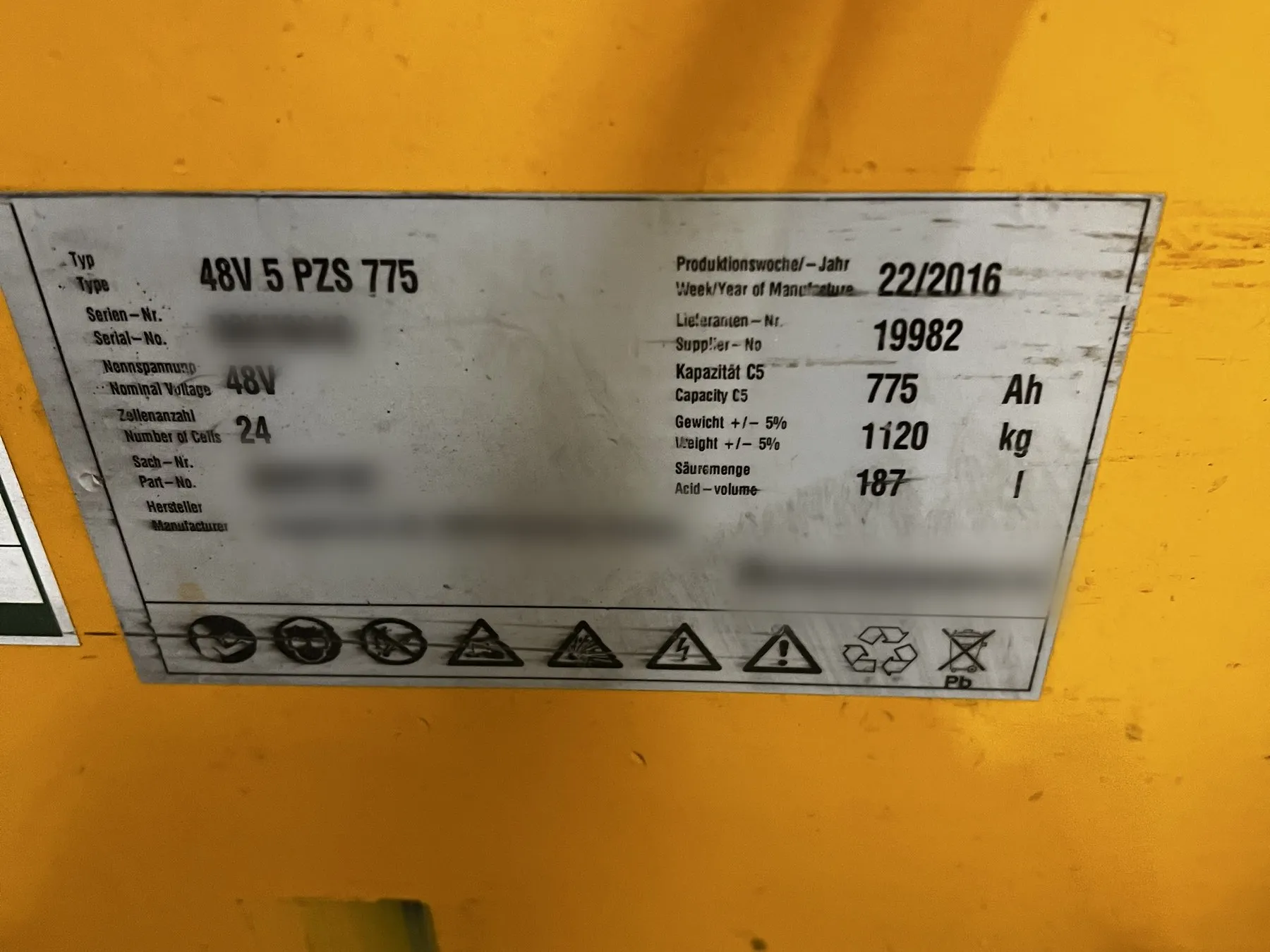 Tabliczka znamionowa baterii trakcyjnej: 48 V, 775 Ah, 24 ogniwa, rok produkcji 2016